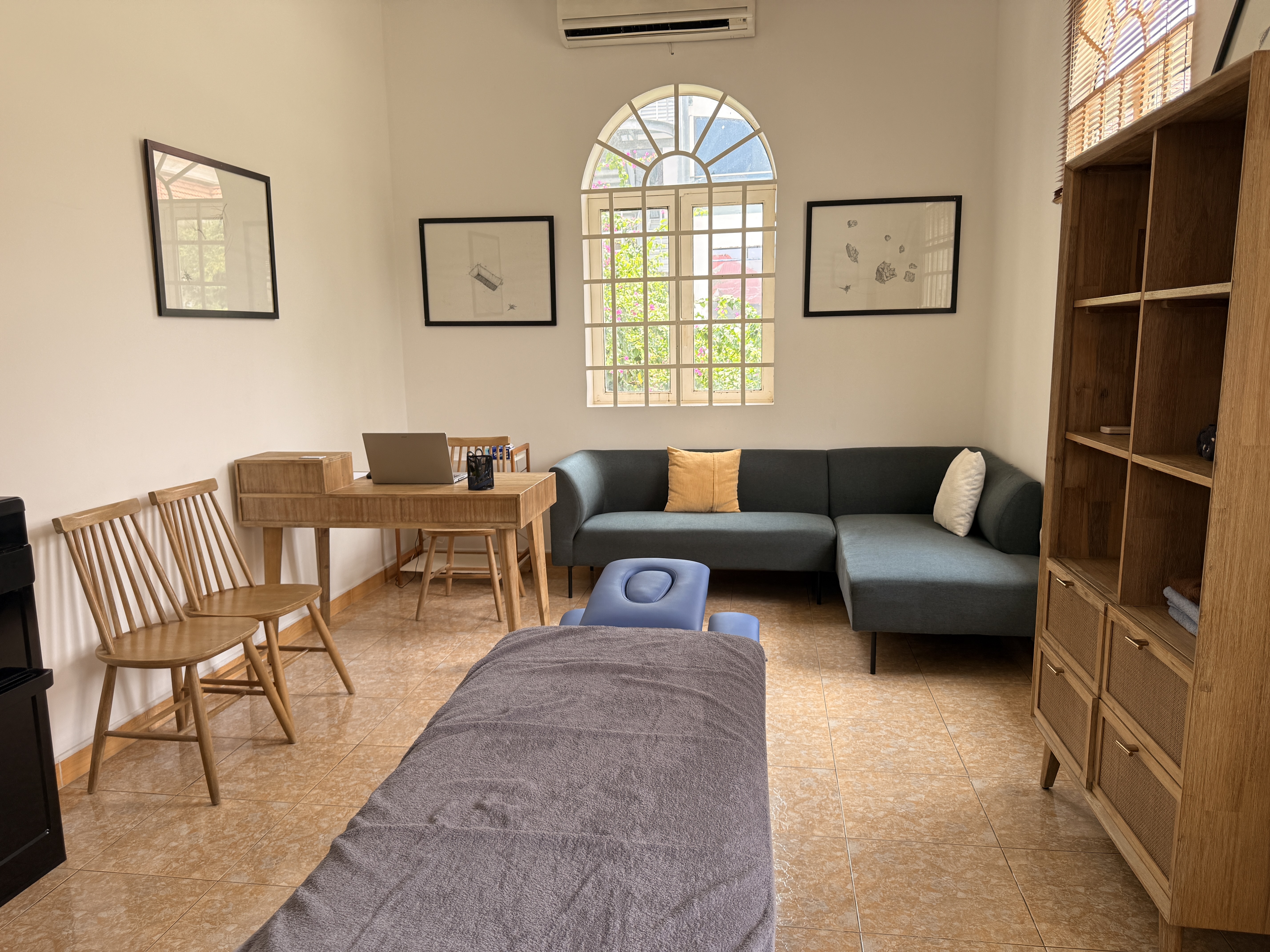 La véritable salle de consultation de Dojo House, avec sa table et ses fenêtres en arc